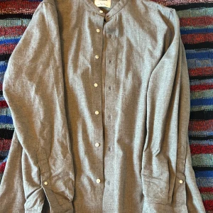 Grå skjorta från Barena - Säljer en stilren grå skjorta från Barena med långa ärmar och knappar framtill. Perfekt för en avslappnad men ändå snygg look. Skjortan har en klassisk design som passar till många tillfällen.