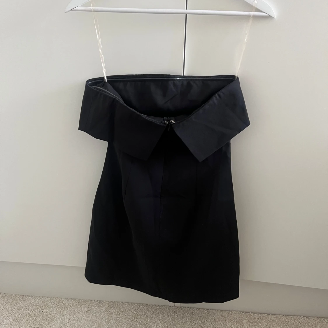 Svart axelbandslös klänning  - 2