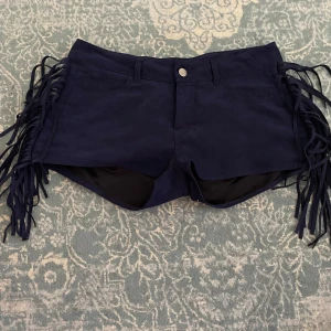 Boho chic shorts med fransar - Så himla coola low waist boho chic shorts i mocka liknande material med fransar! Tyvärr för små för mig som har M i byxor så passar XS/S därav inga bilder på tyvärr 🧡🧡🙈