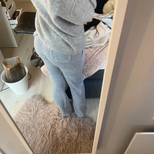 Juicy byxor - Använda väl och defekter finns på bland annat en av metallbitarna på snöret som är lite rostig och på bakfickorna på vänster sida så är metallen där lite smått rostig, även 2 hål mellan benen men det är inget man tänker på och de går att sy om man skulle vilja. Går ner i pris vid snabb affär, bra i längden på mig som är 172🤍skickar bilderna på defekterna vid intresse😊