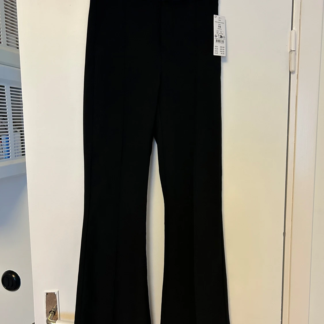 Nya jättefina svarta Gina tricot kick flare trousers S byxor kostymbyxor