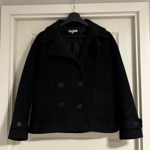  Kappa från Design by si - Super fin kappa från Design by si, lite nopprig och litet hål inne i kappan men fortfarande super fin!