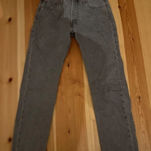 Grå Levis 501 jeans - Säljer ett par klassiska grå Levis 501 jeans. De har en straight passform och är tillverkade i slitstarkt denim. Perfekta för en avslappnad stil. Skriv privat för frågor eller för fler bilder 👍🏼
