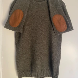 Samsøe Samsøe tröja - En stickad tröja med mocha pads från det exklusiva märket Samsøe Samsøe🤝 Hör av dig vid funderingar, kan mötas upp i Jönköping✅