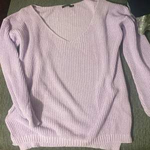 Säljer denna fina tröjan som är oversize, jättemysig tröja. Köpte den från Boohoo, använd några gånger men är fortfarande helt ny. Den är i storlek S, säljer för 120kr🥰
