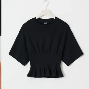 Svart topp från Ginatricot - Superfin svart topp från Ginatricot i storlek S. Den är helt ny, säljer den då den inte andvänds!