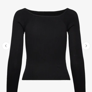 Svart stickad tröja - Snygg svart stickad tröja med långärmad design. Perfekt för kyligare dagar och enkel att matcha med olika outfits. Den går att klä upp då den är off shoulder och ribbad, den har en klassisk och stilren look.