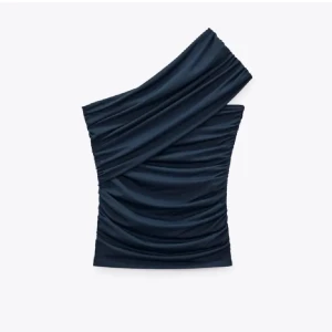 Marinblå oneshoulder topp - Snygg blå oneshoulder topp med draperad design. Den är i nyskick. Toppen har en tight passform som framhäver figuren.