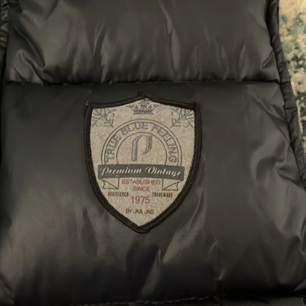 Snygg svart dunväst från Jack & Jones med dragkedja och en cool logga på bröstet. Fint skick utan defekter, säljs inte längre och är en vintage ”piece”. Storlek s men passar M. Hör av er vid frågor! 🍾. Takit.
