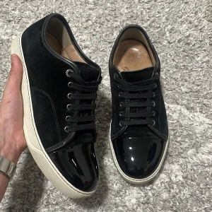 Svarta Lanvins - Tja! Jag säljer ett par svarta lanvins i storlek 42 (UK7) skick 9/10 ser bara använda i sulan. Inget OG!!! Hör av er vid frågor och funderingar!