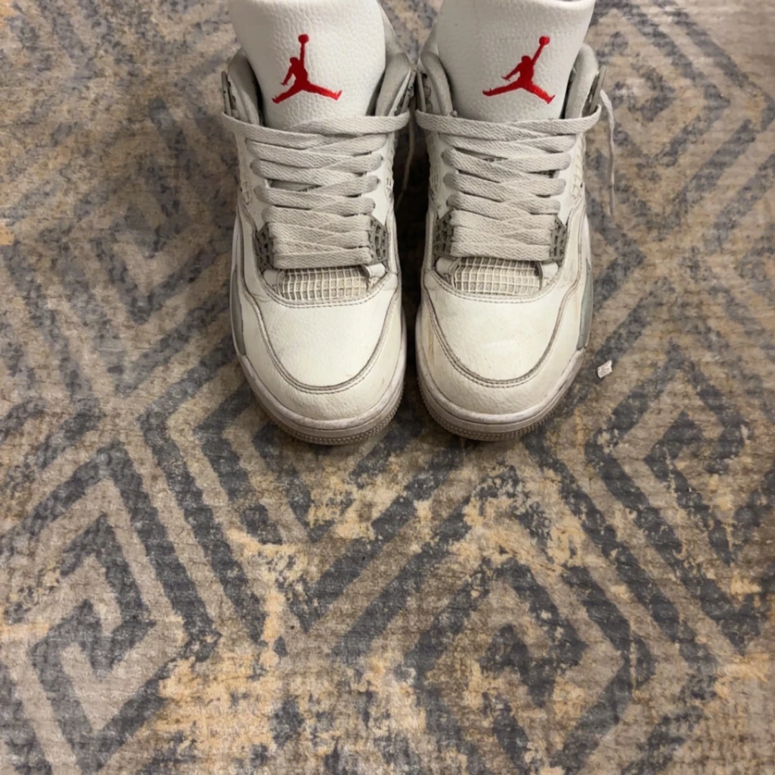 Nike Air Jordans i vitt och grått