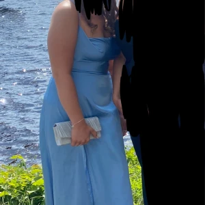 Helt ny ljusblå balklänning  - Helt ny ljusblå/babyblå balklänning med lapp kvar. Köpte två storlekar så denna är oanvänd. Normal i storlek, går att justera bra med banden i ryggen hur tajt man vill ha.