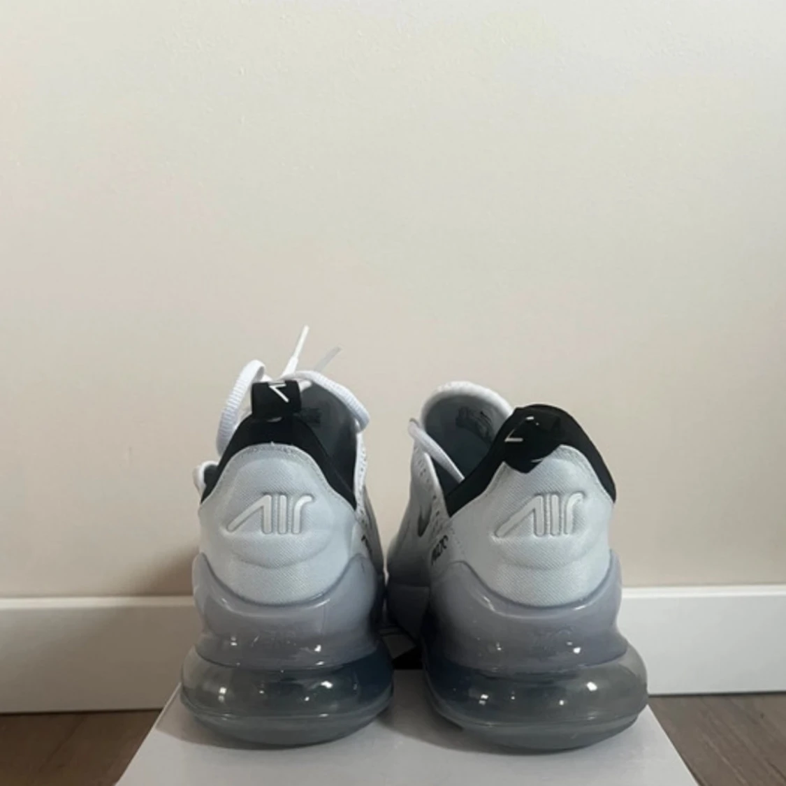 Nike Air Max 270 i vitt - 2