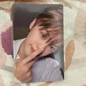 Melting Point Gyuvin Photocard - Zerobaseone  - Fotokort från albumet 'Melting Point' av Zerobaseone. Kortet har en bild på framsidan och text på baksidan. Den kommer med ett sleeve.