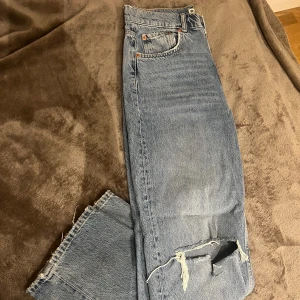 Blå jeans med slitningar Gina Tricot - Premium denim jeans med slitningar på båda knäna från Gina Tricot. Superbra skick och knappt använda!☺️