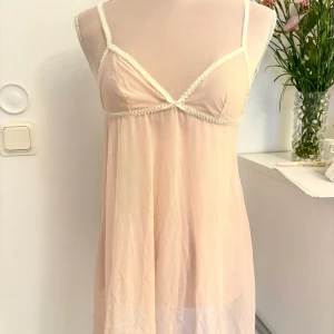 Vintage slip dress - En rosa söt slip dress i meshtyg. Den är ifrån H&M men är vintage, storlek S! Öppen för rimliga prisförslag ♥️🧁