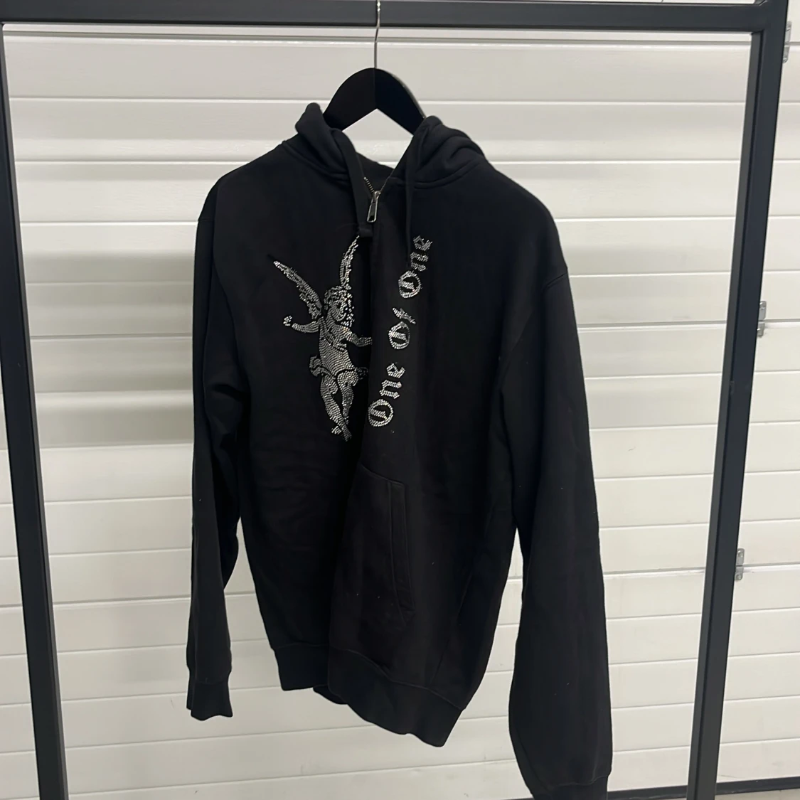 Svart hoodie från One Of One