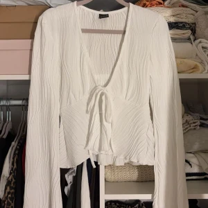 Gina tricot - Topp från Gina tricot med knyte fram, nyskick