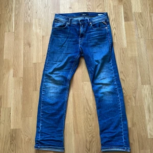 Blå jeans från Replay - Snygga blå jeans från Replay med klassisk femficksdesign. Byxorna har en straight fit modell. Märkesdetaljer på baksidan ger en extra touch. Nypris 899 kr men jag säljer för endast 470 kr. Varan är använd men det märks inte. Kontakta vid minsta fundering. 