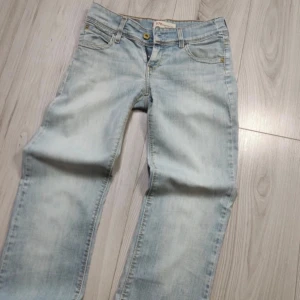 Ljusblå jeans från Levi's - Low/Mid waist Levi’s jeans, så snygg passform men väldigt slitna. W27 L34 men sitter bra på mig som har 34/XS.