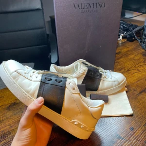 Valentino opens - Exklusiva Valentino Open sneakers i vitt! En stilren och tidlös modell som passar perfekt både till vardags och mer uppklädda tillfällen.  | Färg: Vit ⚪✨ | Skick: Lätt använda 👍 | Modell: Open 🏆 | Storlek: 40/5👌 | Box: Originalbox medföljer 📦 | Tillbehör: Kuvert ingår ✉️ | 🚚 Leverans: Skickas snabbt via PostNord eller Instabox 📬📦 |  💬 Skicka ett meddelande vid frågor!
