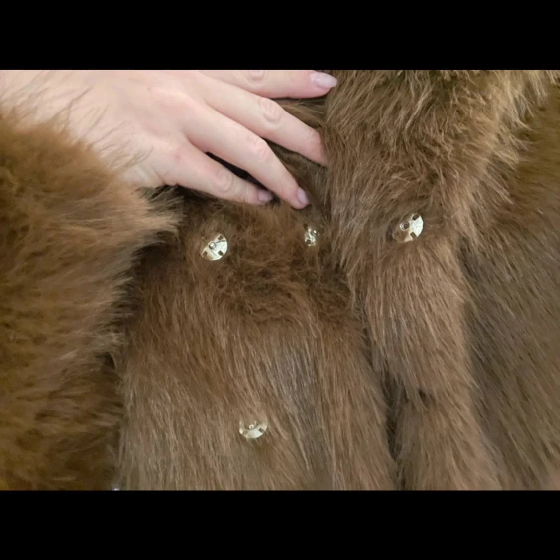 Brun pälsjacka med knappar - 3