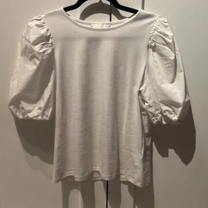 Söt vit topp me puff - Supersöt topp med puffar på armarna!!!