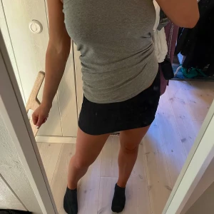 Grå tub top  - Jag säljer nu denna gråa tubtopp ifrån Cubus köpt för cirka ett år sedan, men tyvärr aldrig andvänd så därför jag säljer. Färgen framkommer inte lika bra på bilderna men det är snäppet ljusare än vad de ser ut❤️ skriv för mer detaljer eller bilder🥰