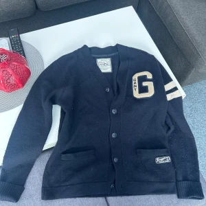 Mörkblå cardigan/kofta från Gant - Säljer en mörkblå Gant cardigan/kofta. Väldigt mysig och skön och passar till det mesta.  Tillverkad i 100% ull, perfekt för kyliga dagar. Väldigt bra skick, skriv för mer info!