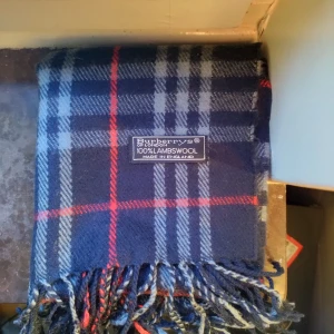 Rutig halsduk från Burberry - Snygg Burberry halsduk aldrig använd i nyskick, kontakta mig vid funderingar 🤝