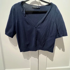 Mörkblå bolero - Säljer denna söta bolero från STHLM LM som passar till allt i stort sätt!!🥰