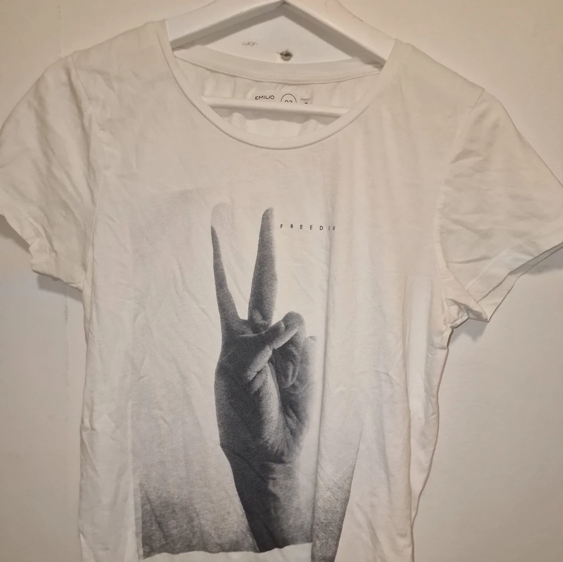 Vit t-shirt med peace tecken