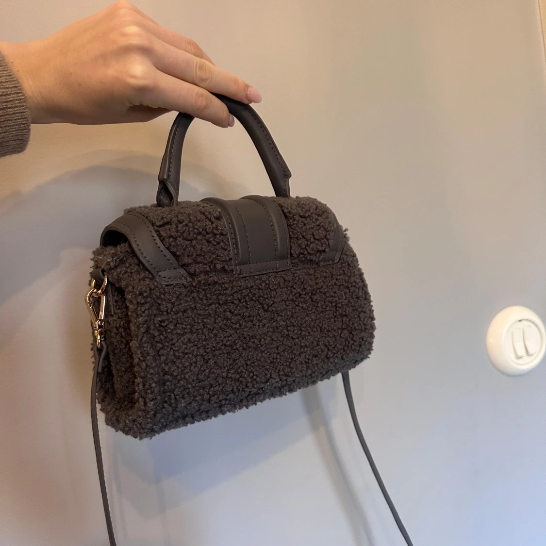 Grå axelväska i teddy-material - 2