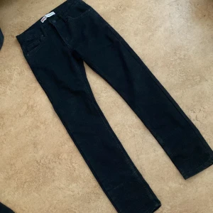 Svarta jeans från Levi's - Snygga svarta Levi's 510 jeans med en tight passform. Klassisk design med fem fickor och dragkedja. Perfekta för en stilren look.