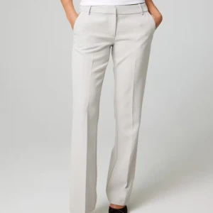 Grå kostymbyxor - Snygga grå kostymbyxor med en klassisk straight passform. Byxorna har en låg midja och är perfekta för en stilren look. De är tillverkade i ett bekvämt material som ger en elegant känsla.