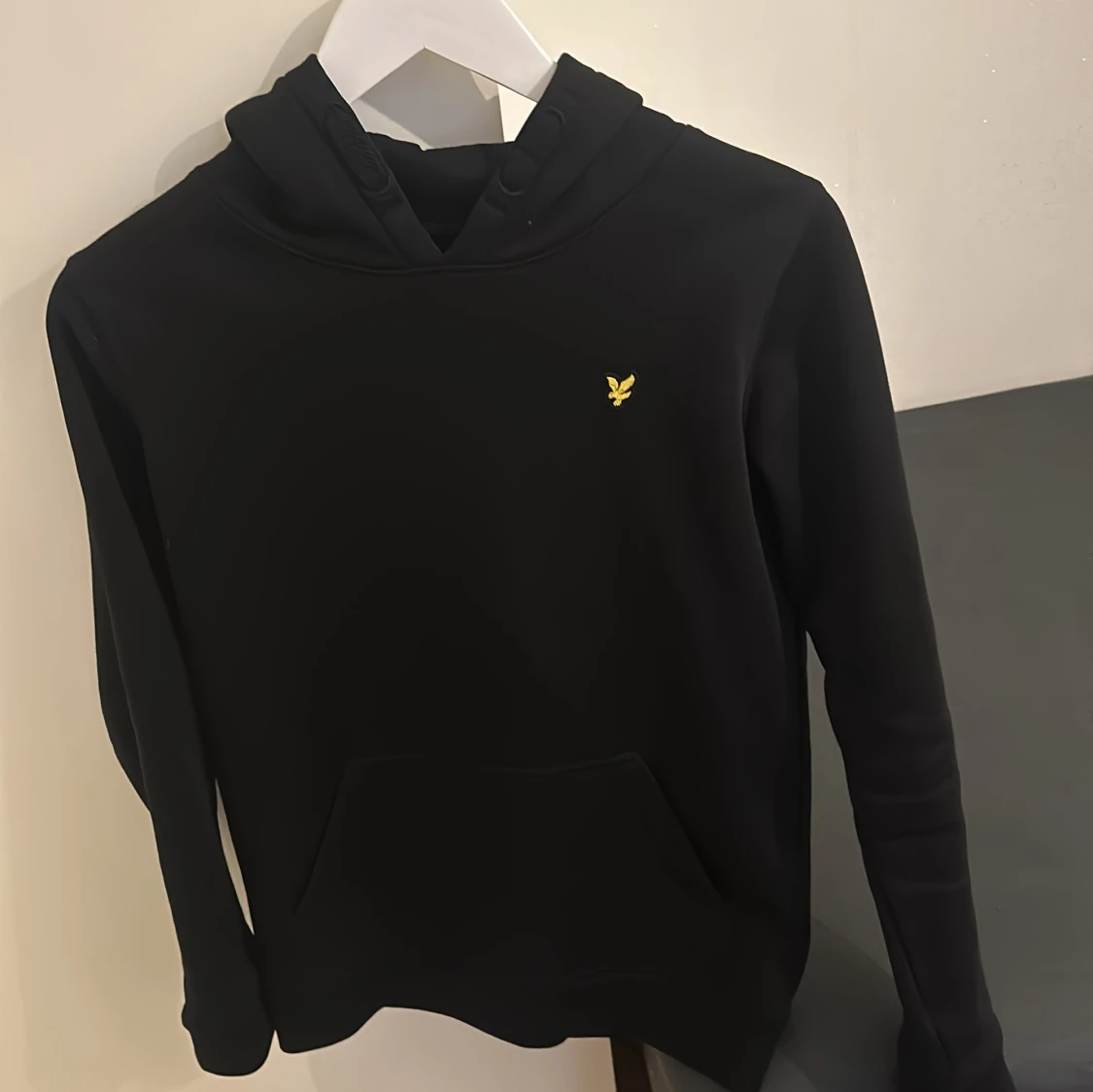 Svart hoodie från Lyle & Scott