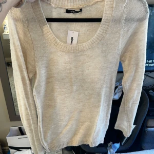 Beige stickad tröja från Gina Tricot - Säljer en snygg beige stickad tröja från Gina Tricot. Tröjan har en rund halsringning och långa ärmar. Aldrig använd. 