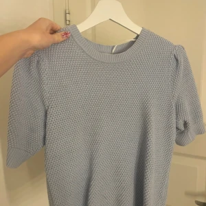 Stickad blå - Blå stickad tröja med puffärmar 