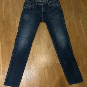 Replay jeans Anbass - Säljer mina mörkblå replay jeans med riktigt snygg tvätt. Modellen är anbass och de sitter slim skulle jag säga. På byxorna står det 33 34 men de är uppsydda och generellt sätt lite mindre i midjan. De sitter perfekt för mig som har storlek 32 32! Nypris 1800!