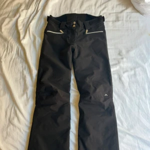 Svarta skidbyxor från J.Lindeberg - Snygga svarta skidbyxor från J.Lindeberg,  storlek S. Använd ett några gånger, i bra skick.