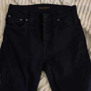 Nudie Jeans | Pipe Led - Nudie jeans i modellen Pipe Led, fint skick. Storlek 26/32.