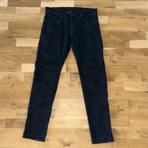 Mörkblåa gstar jeans - Riktigt snygga mörkblåa jeans från gstar i modellen REVEND super slim storlek W 30 L 32. 