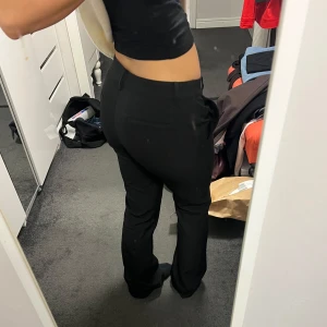 Svarta kostymbyxor från BikBok - Snygga svarta lågmidjade kostymbyxor från BikBok i storlek 38. Lite slitna längst ner men inget man ser eller märker när dom tas på. Dom är väldigt populära därför oftast slutsålda. 