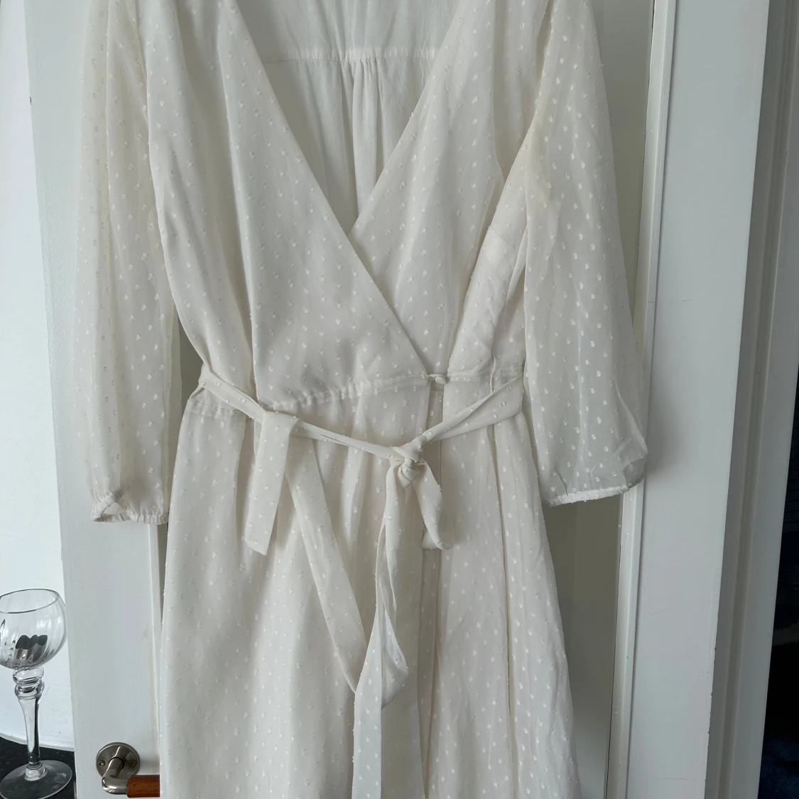 Vit prickig klänning med knytband