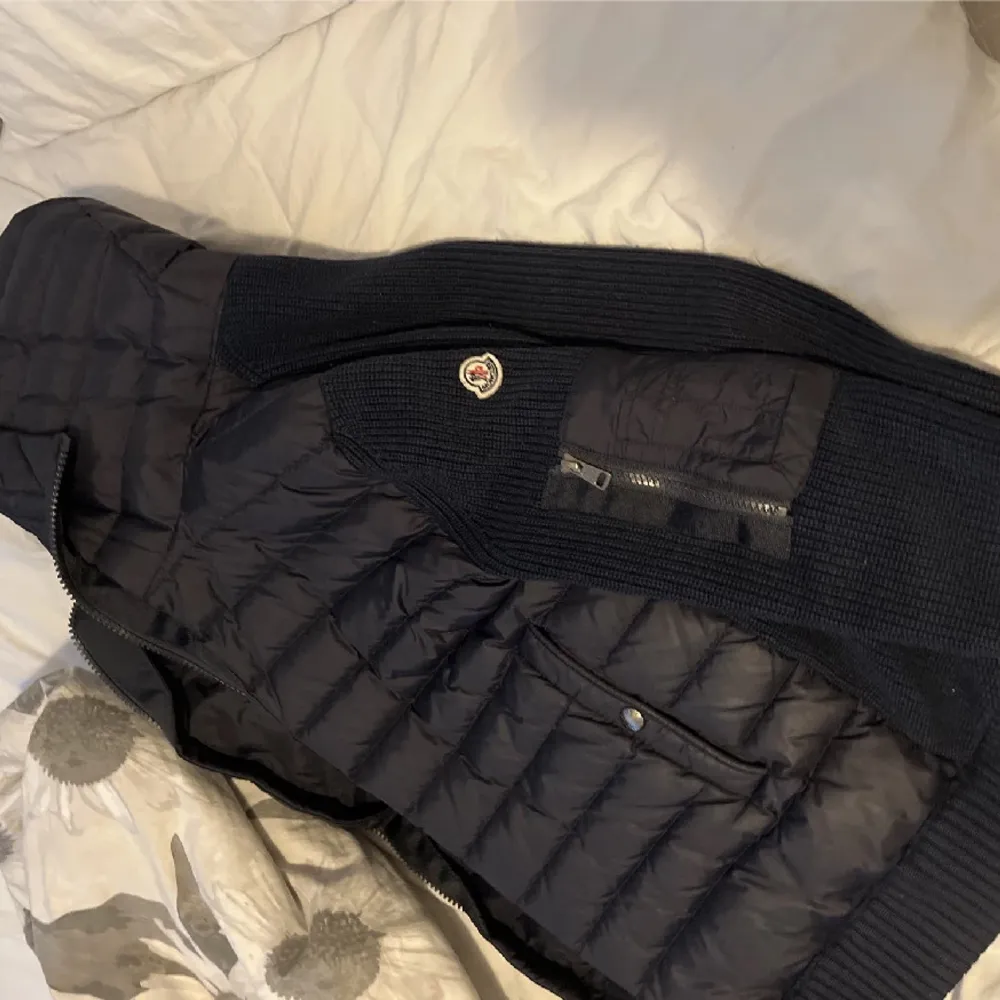 Hej, säljer min moncler cardigan som är i storlek L men den passar lätt S-M också och den är hundra procent äkta och vid frågor är det bara att skriva . Takit.