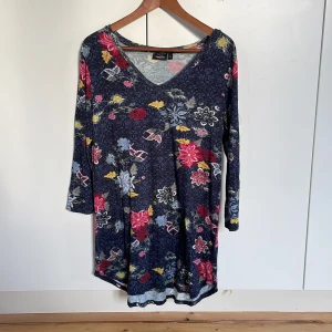 Blommig klänning från kappahl - Säljer en blommig klänning från Kappahl, storleken är S men den ser ut att vara M-L.