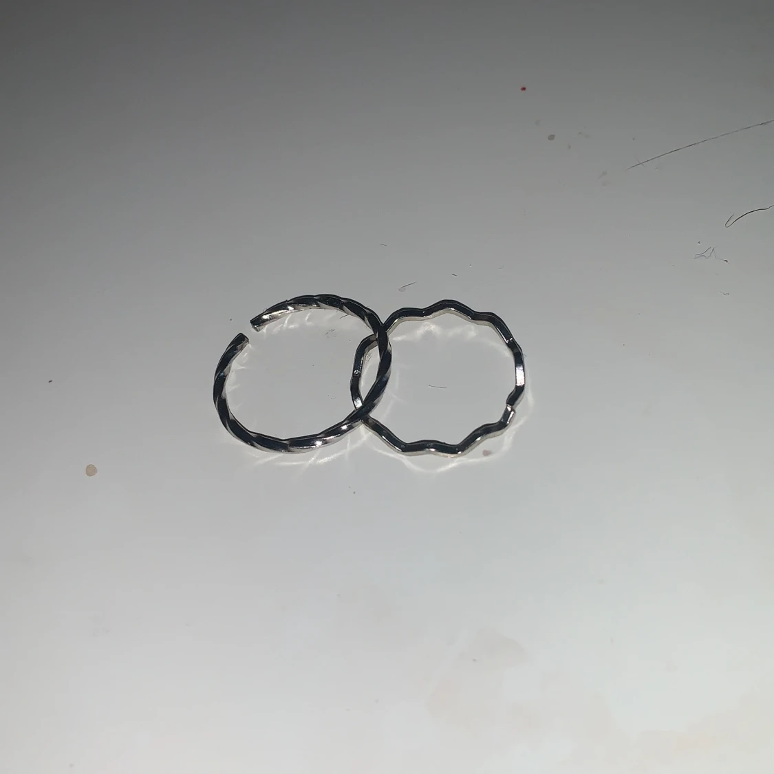 Silvriga ringar med vågig design - 2