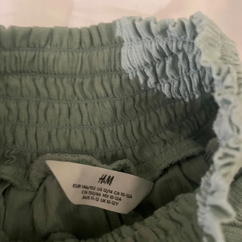 Jag säljer denna gröna volangkjolen från H&M. Den är bra till vardag och fest. Den köptes 2022 och har aldrig använts.. Hameet.