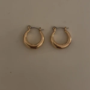 Guldiga hoop örhängen - Snygga och stilrena guldiga hoop örhängen i en klassisk rund design. Knappt använda. Säljer eftersom jag inte längre använder guld.💗