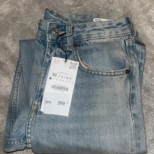 Ljusblå midwaist jeans - Säljer dessa alldeles nya jeans från Zara som är helt slutsålda 🩵Tyvärr är de för små så kan inte användas. Lapp finns kvar!